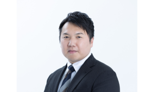 代表の大久保です